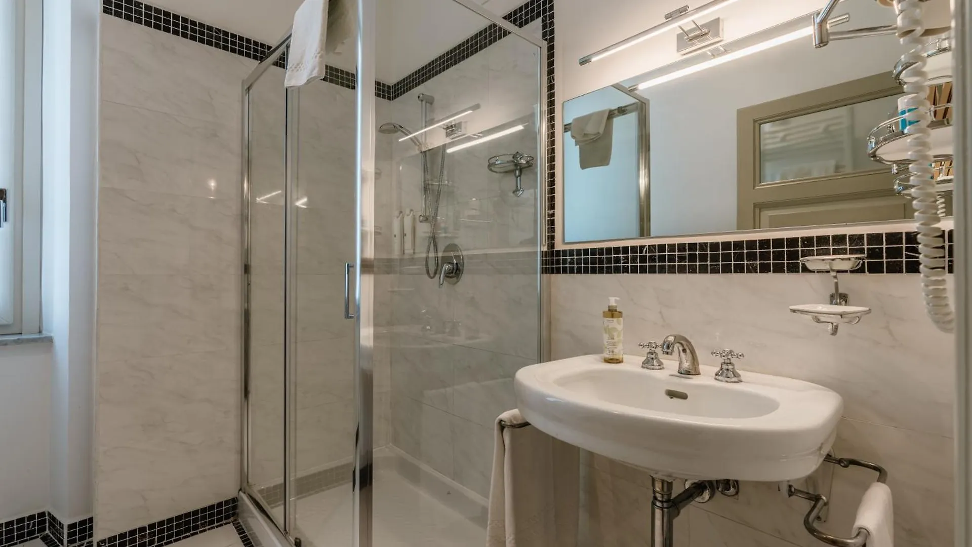 Hotel Monte Baldo E Villa Acquarone Gardone Riviera 4*,